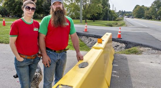 Owners customers incensed after Brant County blocks a driveway to