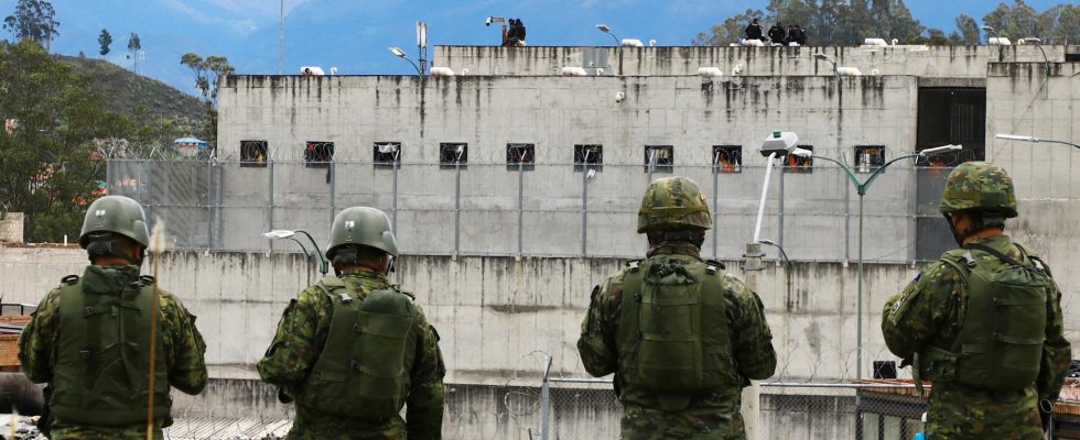 Prison guards in Ecuador released