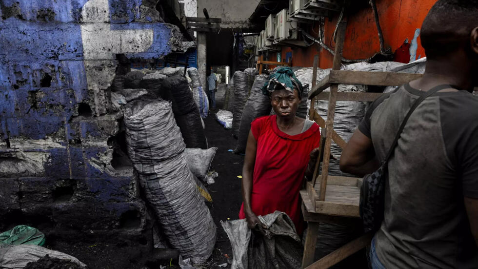 DRC, 2021. Kinshasa, N'Djili district.  The Pascal market is the largest charcoal market in the capital.  In Congo, charcoal is called “makala” (coal in Swahili).