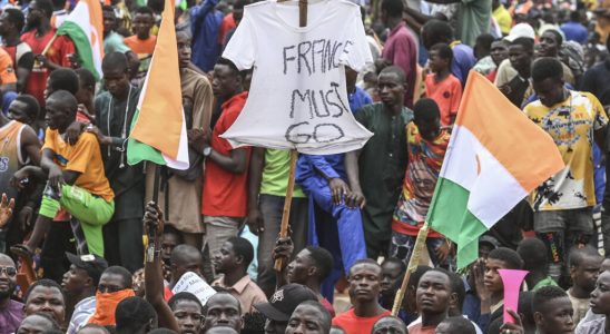 Thousands of Nigeriens demand the departure of the French army