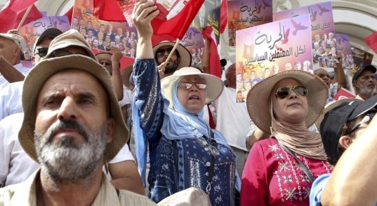 Tunisia families of political prisoners are working to obtain their