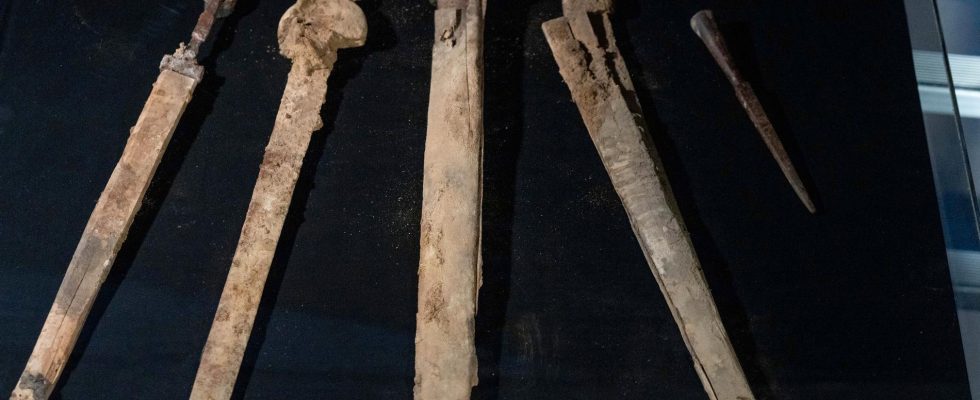 Unique find in desert cave Four Roman swords