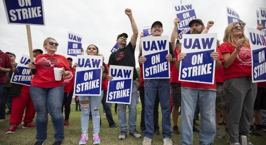 the automobile strike extends the union increases the pressure