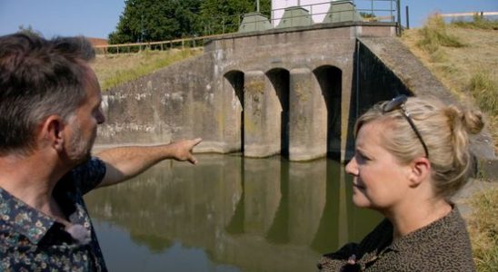 Along the Dutch Waterlines about centuries old buildings and modern water