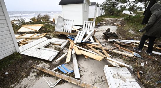 Bathing cabins destroyed in the storm Immense devastation