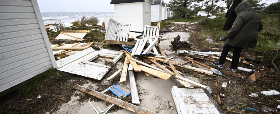 Bathing cabins destroyed in the storm Immense devastation