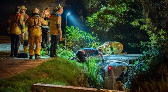 Car ends up in Utrecht ditch driver missing