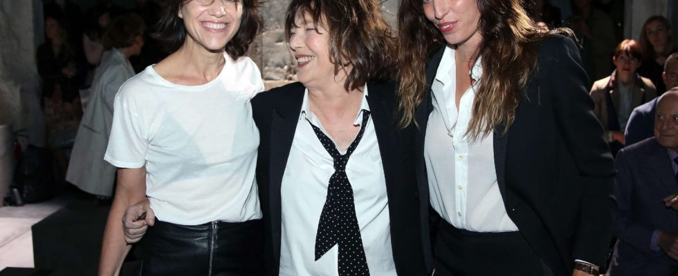Charlotte Gainsbourg and Lou Doillon dress alike to pay tribute