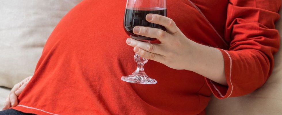 Drinking a glass of wine while pregnant isnt that bad