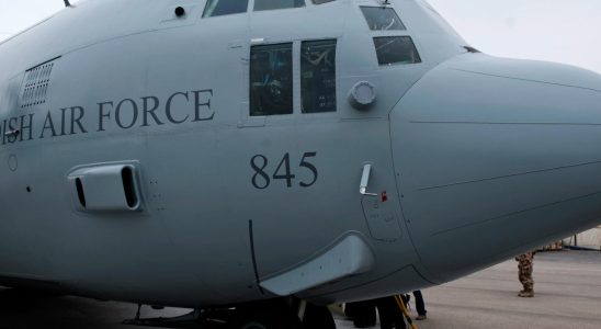 Hercules plane ready to evacuate Swedes