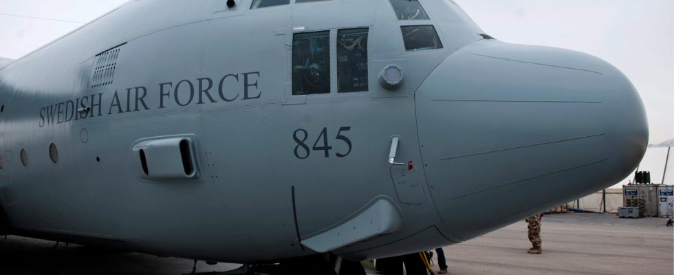 Hercules plane ready to evacuate Swedes