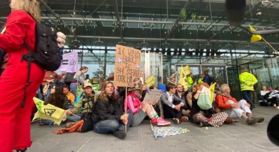 Hundreds of climate activists block Rabobank Utrecht headquarters action now