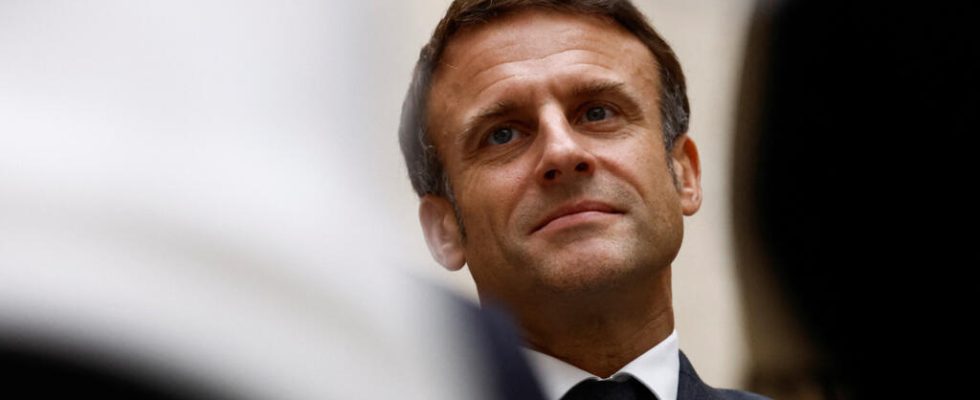 IVG Emmanuel Macron advances but locks