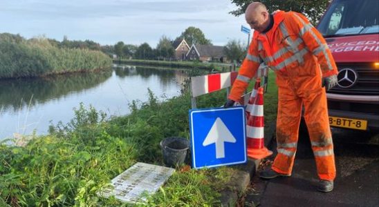 In Baambrugge traffic signs are being pulled out of the
