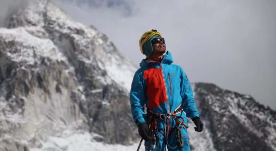 In China a blind man conquers an Invisible Summit