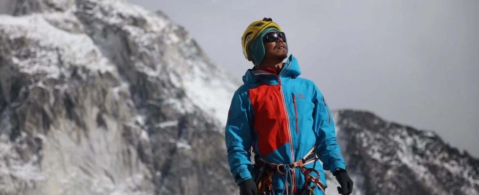 In China a blind man conquers an Invisible Summit