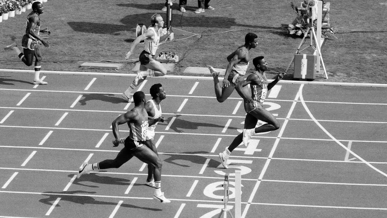 It was in Los Angeles (California) that Carl Lewis (in the lead at the finish of this 100 meters) began his legendary journey to the Olympic Games.  In this 1984 edition, the American won gold in the 100 meters, 200 meters, 4x100 meters and the long jump.