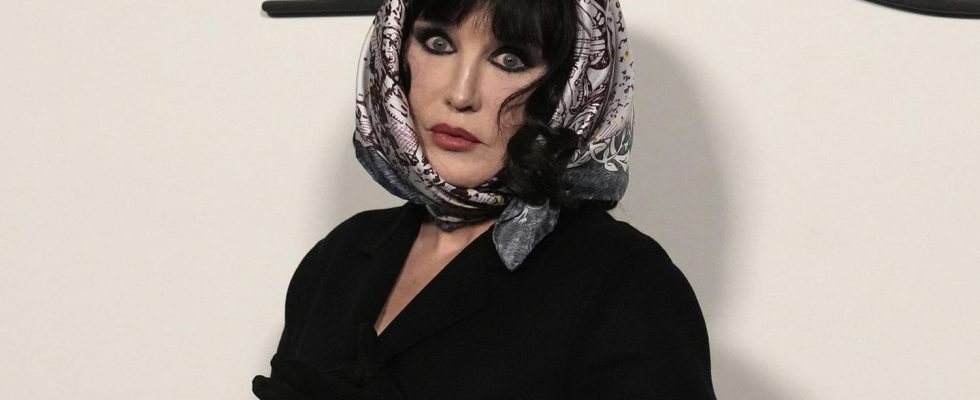 Isabelle Adjani found the perfect manicure to enhance her raven