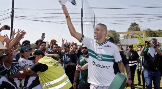 Islam Slimani a man in form in Brazil and back