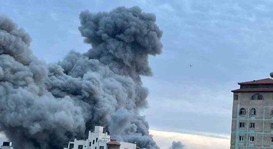 Israeli warplanes hit a 14 storey building in Gaza Power cut