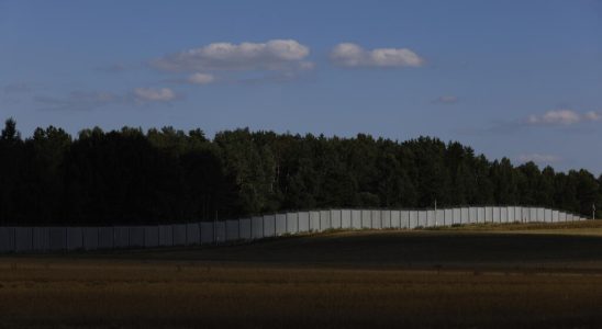On the border with Belarus Poles up against the wall
