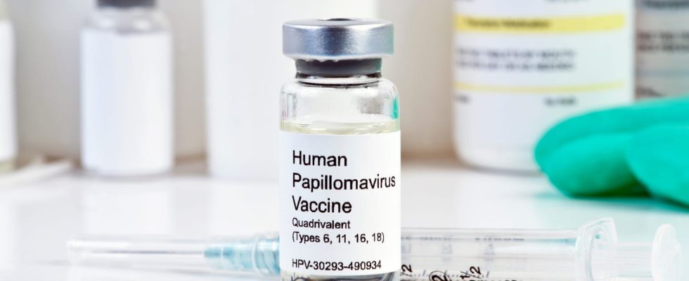 Papillomavirus vaccine age side effects risks