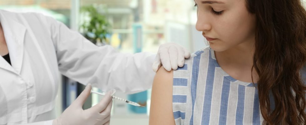 Papillomavirus vaccine in middle school girl boy doses obligatory