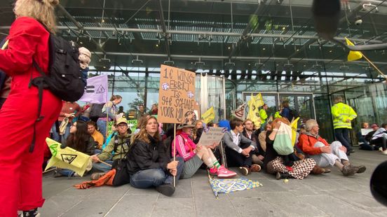 Several hundred climate activists block Rabobank Utrecht headquarters