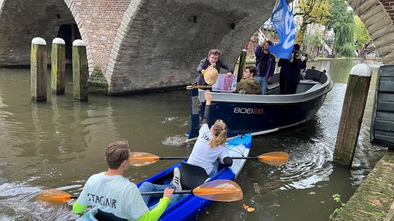 Students loudly demand an internship allowance on the Utrecht canal
