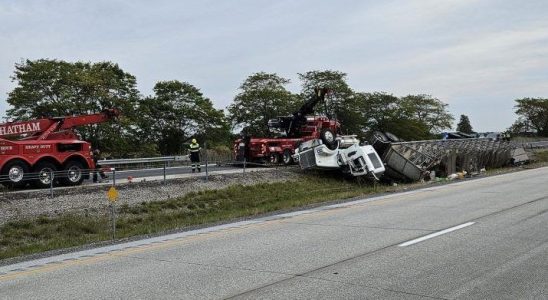 Tractor trailer rollover shuts Highway 401 in Chatham Kent