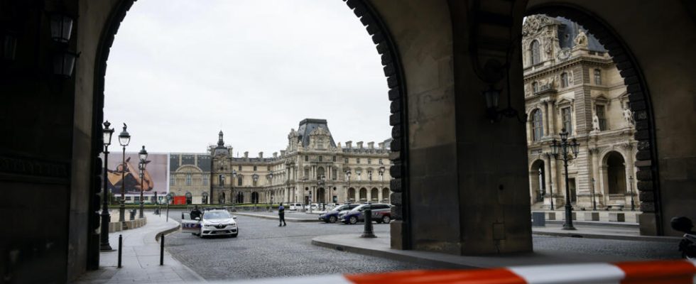 the Louvre and the Palace of Versailles evacuated following fears