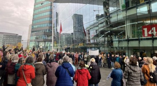 150 mothers sing for peace at Utrecht Centraal Even if