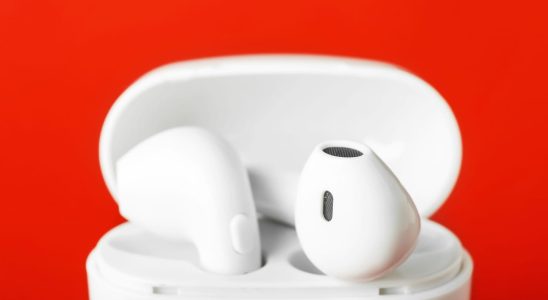 1700800781 a crazy price on AirPods 2 Apple cracks on the