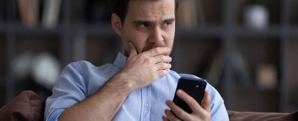 5 Phone Habits That Show Youre Anxious