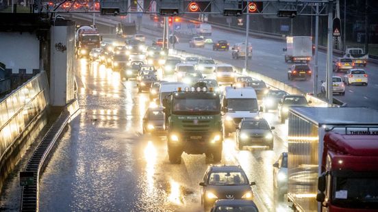 930 kilometers of traffic jam due to soaking wet morning