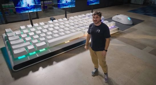 Alienware Produced the Worlds Largest Mouse and Keyboard