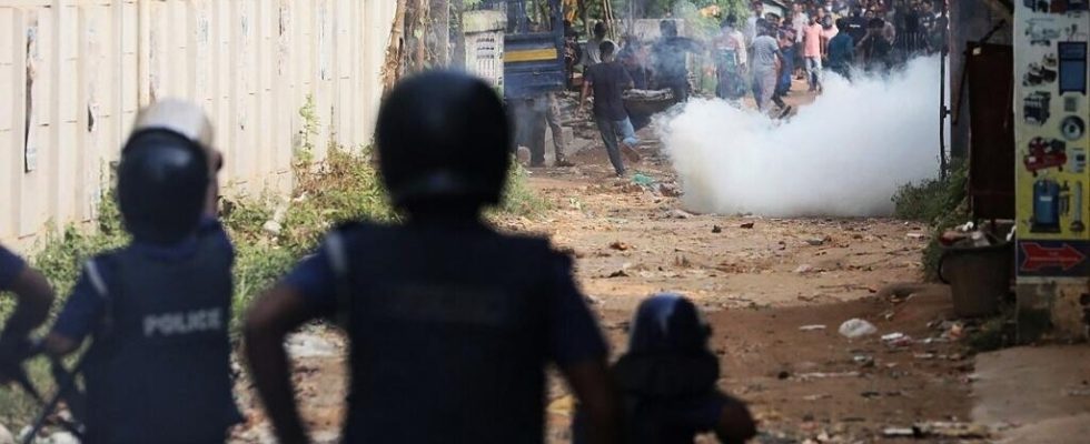 Bangladesh clashes between police and workers during the reopening of