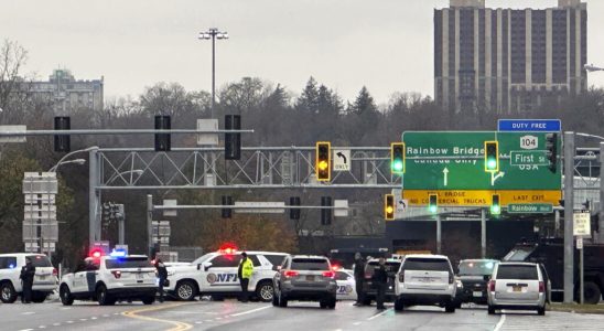Car explosion on US Canada border bridge kills two