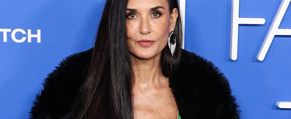 Demi Moore 60 years old flat stomach and visible abs