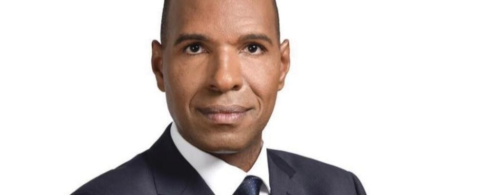 Olivier Serva Member of Parliament for Guadeloupe committed against hair