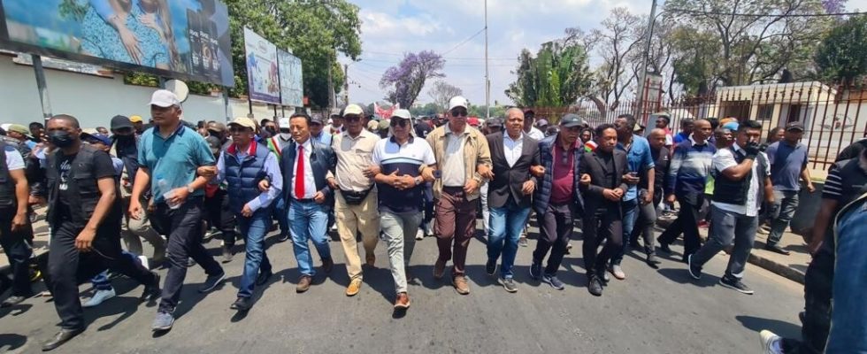 Opposition march in Madagascar brief arrest of Jean Jacques Ratsietison presidential