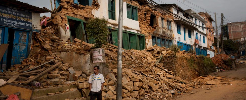 Over a hundred dead after earthquake in Nepal
