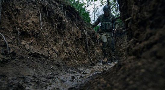Russian soldiers take drugs in the trenches