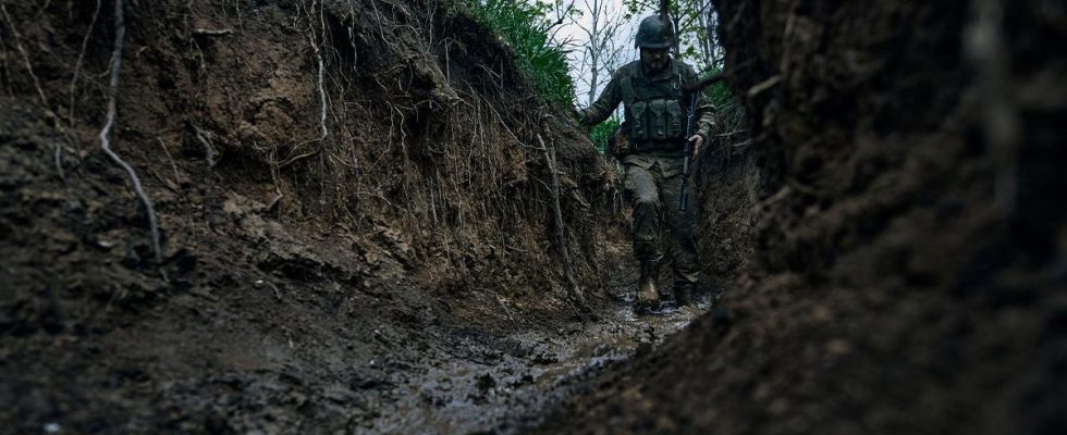 Russian soldiers take drugs in the trenches