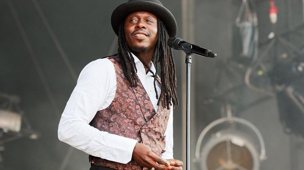 Senegalese singer and rapper Faada Freddy in concert during the Vieilles Charrues festival in 2017.