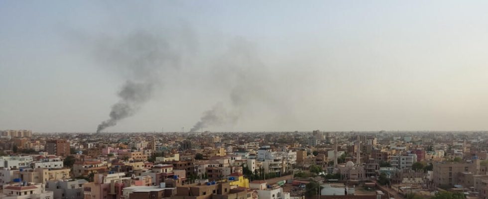 War in Sudan a strategic bridge in Khartoum partially destroyed