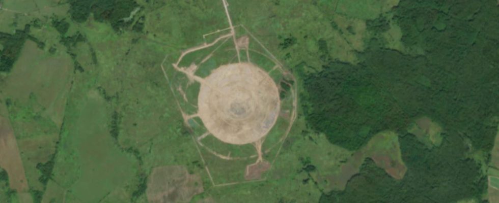 A 1200 meter wide structure appeared in satellite images