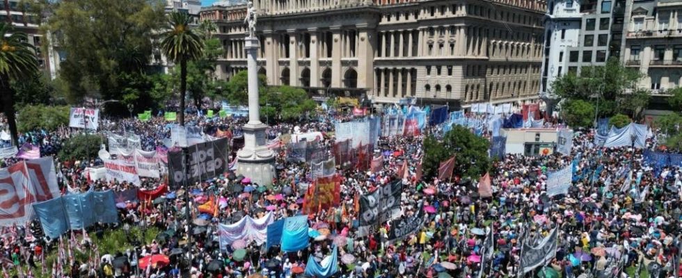 Argentinians demonstrate en masse against the mega decree which deregularizes labor