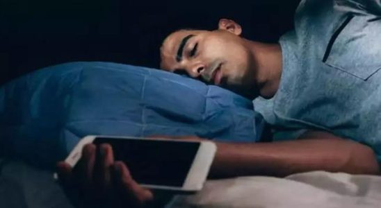 Attention those who sleep with a mobile phone at their