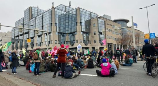 Climate activists block two traffic arteries in the center of